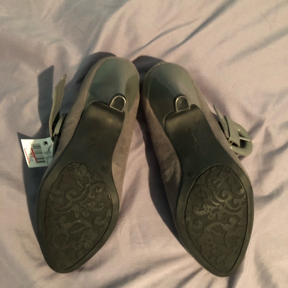 Jaclyn Smith grey pumps - Picture 3 of 3